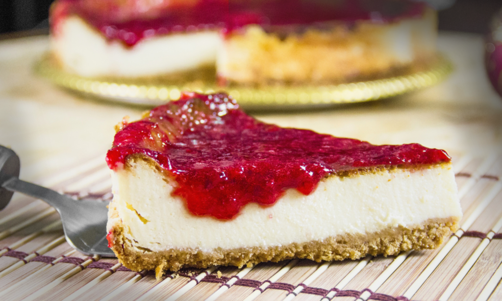High.protein cheesecake with oat crust and berries